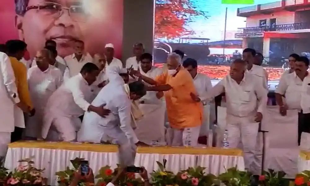 ಅಭಿಮಾನಿಗಳತ್ತ ಕೈಬೀಸುವ ವೇಳೆ ಕಾಲು ಜಾರಿ ಕುಸಿದ ಮಾಜಿ ಸಿಎಂ ಸಿದ್ದರಾಮಯ್ಯ