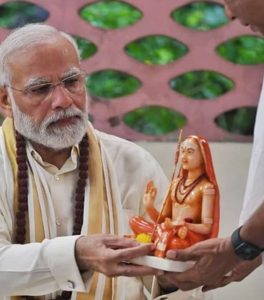 ಸಾಂಪ್ರದಾಯಿಕ ಉಡುಗೆ ತೊಟ್ಟು ಶಂಕರಾಚಾರ್ಯರ ಜನ್ಮ ಸ್ಥಳಕ್ಕೆ ಭೇಟಿ ನೀಡಿದ ನರೇಂದ್ರ ಮೋದಿ