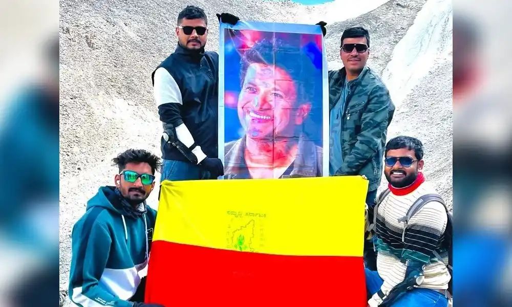 ವಿಶ್ವದ ಅತಿ ಎತ್ತರದ ರಸ್ತೆಯಲ್ಲಿ ಅಪ್ಪು ಪೋಟೊ ಹಾಗೂ ಕನ್ನಡದ ಬಾವುಟ ಹಾರಿಸಿದ ಶಿವಮೊಗ್ಗದ ಯುವಕರು