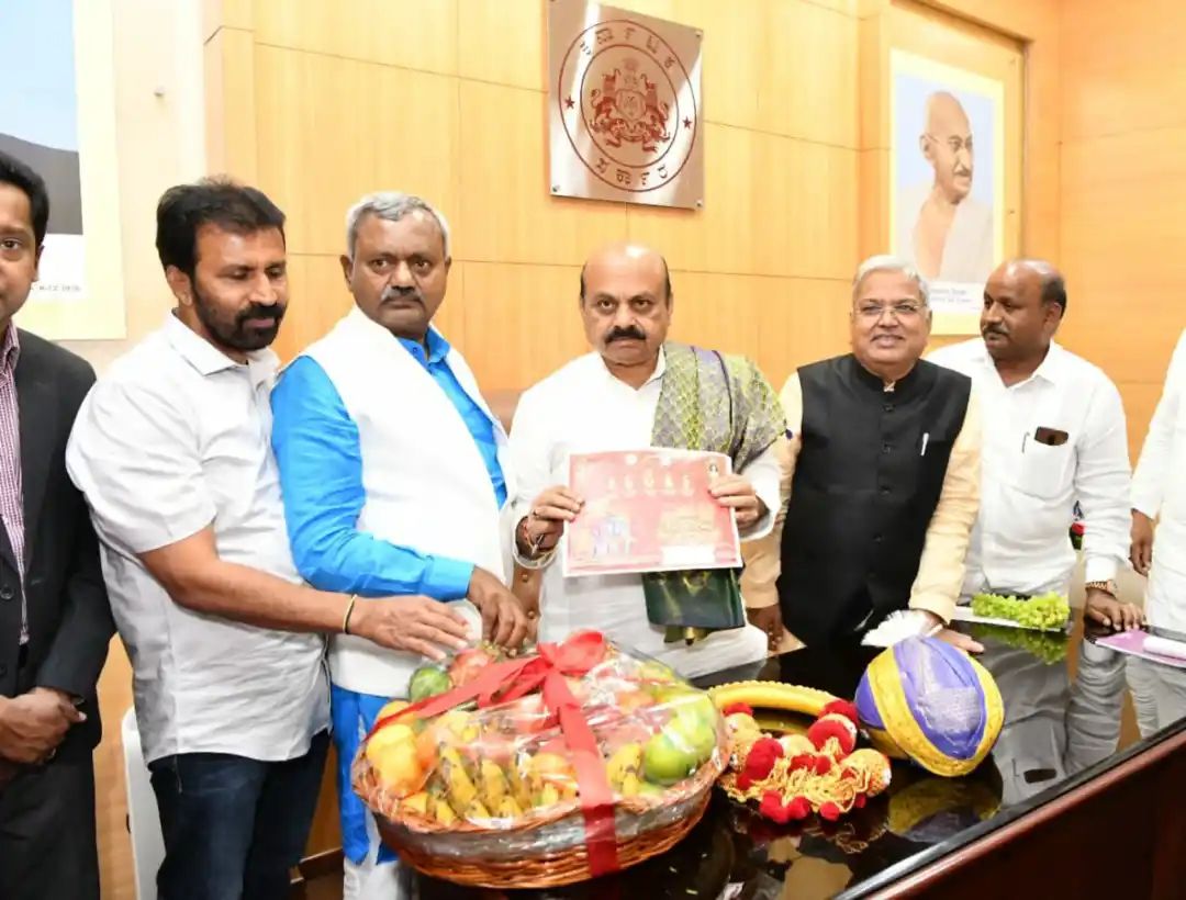 ಸಿಎಂ ಅವರಿಗೆ ದಸರಾ ಮಹೋತ್ಸವದ ಅಹ್ವಾನ ಪತ್ರಿಕೆ ನೀಡಿದ ಸಚಿವ ಎಸ್.ಟಿ ಸೋಮಶೇಖರ್