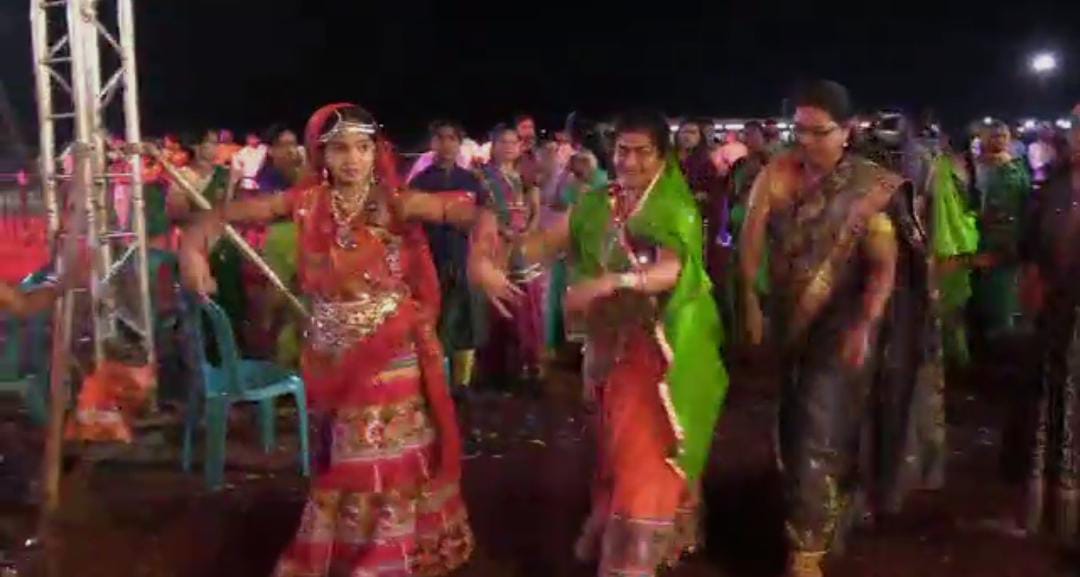 ಸಚಿವೆ ಶಶಿಕಲಾ ಜೊಲ್ಲೆ ಸಕತ್ ಸ್ಟೆಪ್| ಮಹಿಳೆಯರ ಜೊತೆ ದಾಂಡಿಯಾ ನೃತ್ಯಕ್ಕೆ ಹೆಜ್ಜೆ
