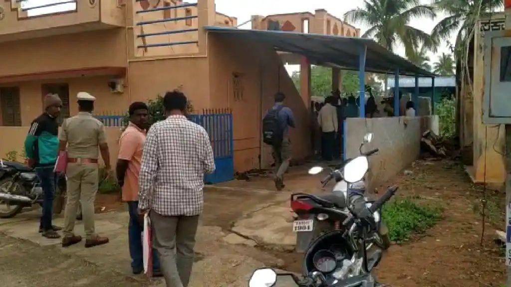ಪ್ರಿಯಕರನೊಂದಿಗೆ ಪರಾರಿಯಾದ ಮಗಳು| ತಂದೆ, ತಾಯಿ, ಸಹೋದರ ಆತ್ಮಹತ್ಯೆಗೆ ಶರಣು
