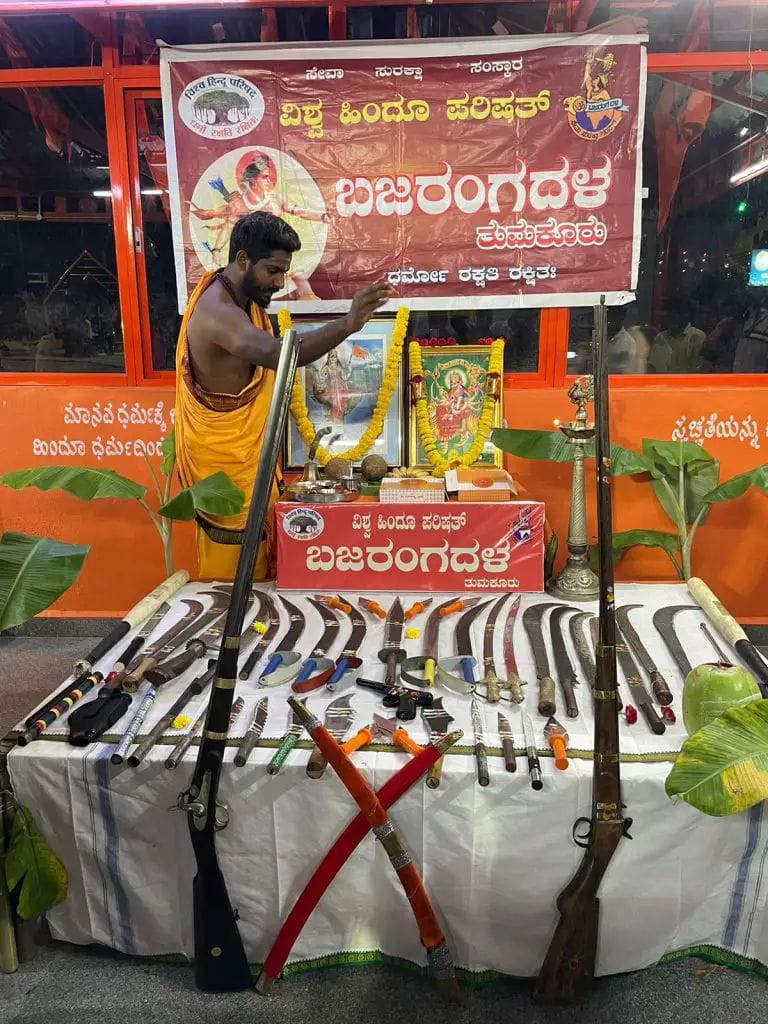 ಆಯುಧ ಪೂಜೆಯಂದು ಮಾರಕಾಸ್ತ್ರಗಳಿಗೆ ಭಜರಂಗದಳದಿಂದ ಪೂಜೆ| ಜಾಲತಾಣಗಳಲ್ಲಿ ಫೋಟೋ ವೈರಲ್