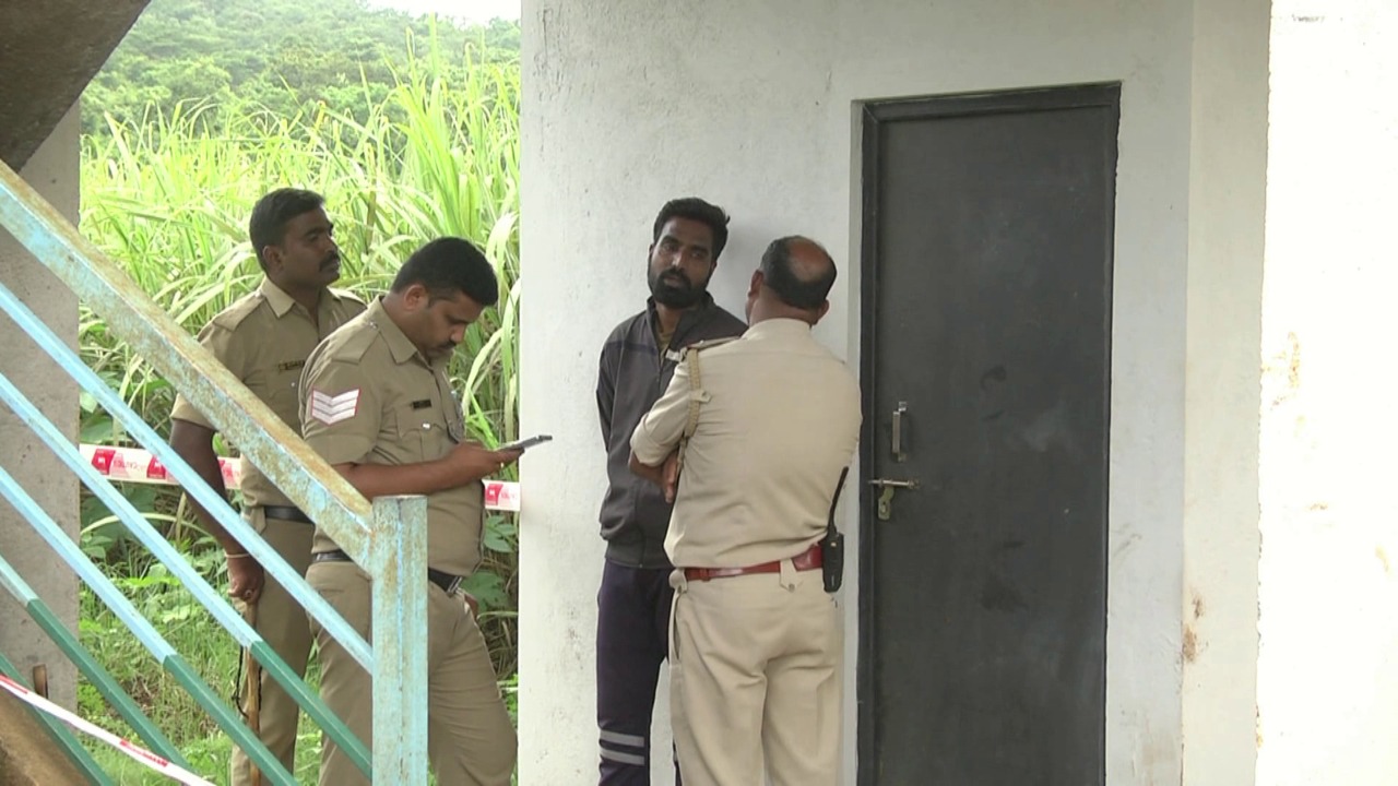 ಚಿಕ್ಕಮಗಳೂರು : ಶ್ರೀಗಂಧ ಕದಿಯಲು ಬಂದವನ ಹೊಡೆದು ಕೊಂದರಾ ಅರಣ್ಯ ಅಧಿಕಾರಿಗಳು? ಶಿಬಿರದ ಶೌಚಾಲಯದಲ್ಲಿತ್ತು‌ ಆತನ ಹೆಣ…!