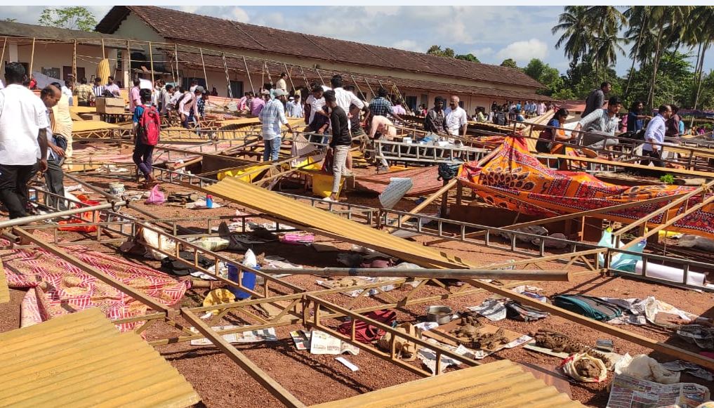 ಕಾಸರಗೋಡು: ಶಾಲಾ ಕಲೋತ್ಸವ ದಂದು ಕುಸಿದ ಚಪ್ಪರ/ಹಲವಾರು ವಿದ್ಯಾರ್ಥಿಗಳು, ಶಿಕ್ಷಕರು ಆಸ್ಪತ್ರೆಗೆ ದಾಖಲು
