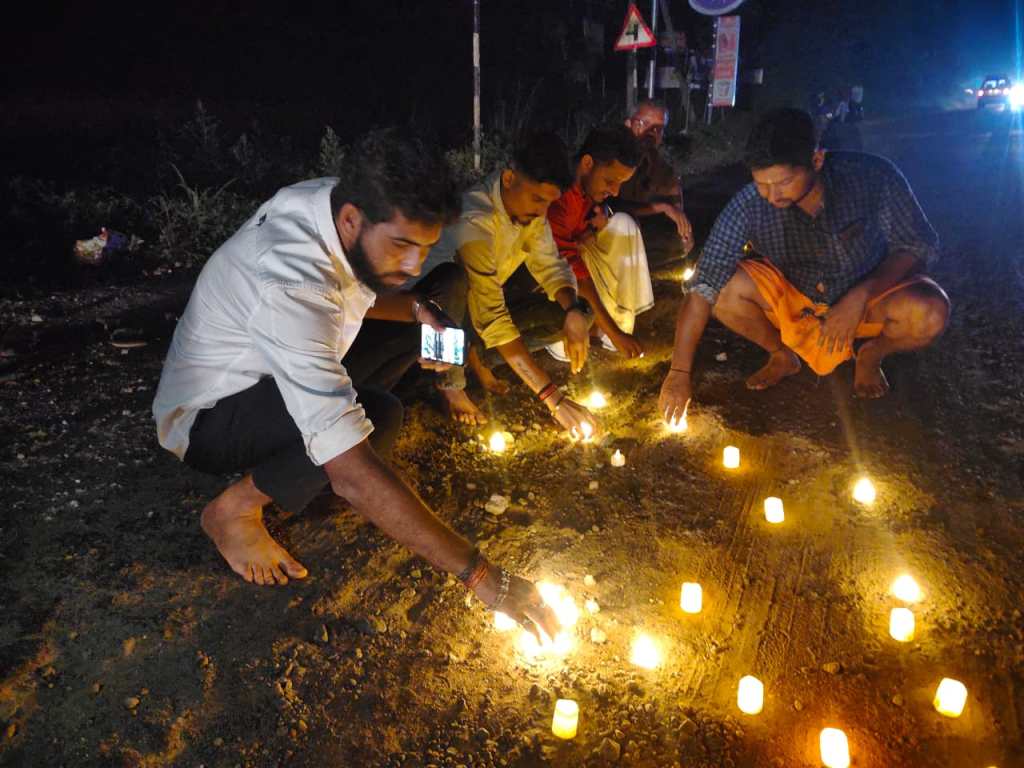 ಬೆಳ್ತಂಗಡಿ: ರಸ್ತೆ ಗುಂಡಿಗಳಲ್ಲಿ ದೀಪ ಬೆಳಗಿತು.!