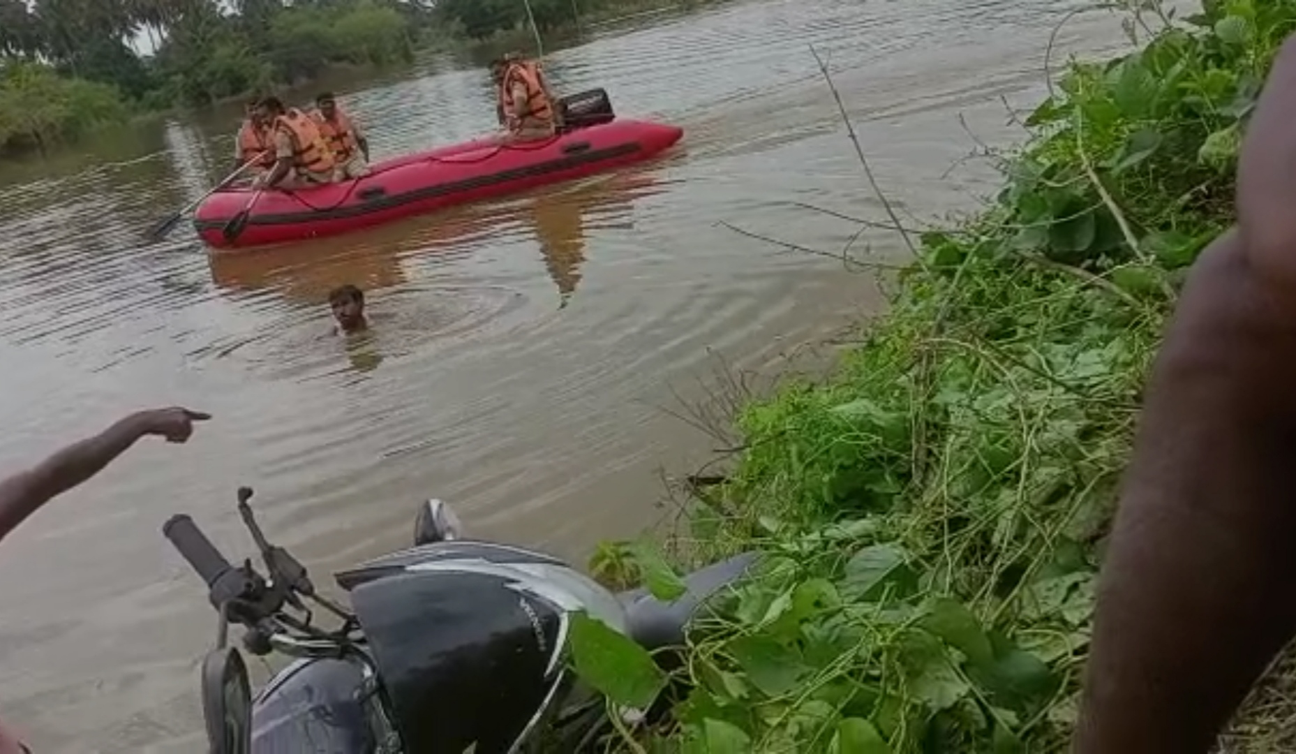 ಬೈಕ್ ನಿಂದ ನಿಯಂತ್ರಣ ತಪ್ಪಿ ಕೆರೆಗೆ ಬಿದ್ದ ದಂಪತಿ; ಗರ್ಭಿಣಿ ಮಹಿಳೆ ಸಾವು, ಪತಿ ಗಂಭೀರ