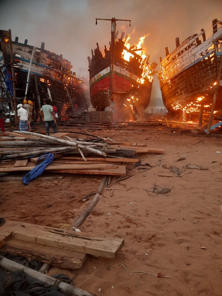 ಮಂಗಳೂರು: ಲಂಗರು ಹಾಕಿದ್ದ ಬೋಟ್ ಗಳು ಬೆಂಕಿಗಾಹುತಿ