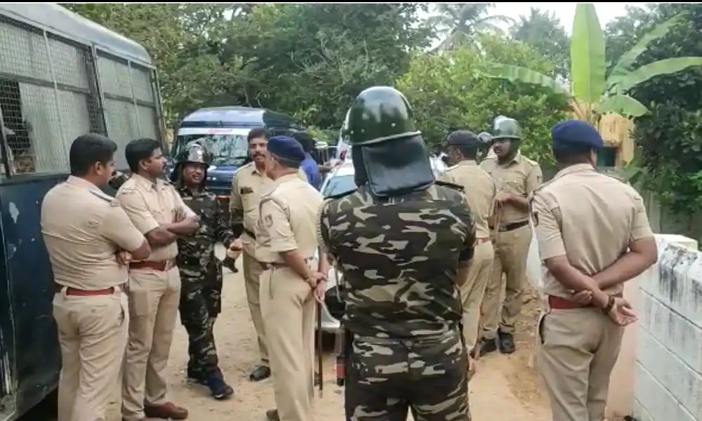 ಮಂಗಳೂರು: ನಿಷೇದಿತ ಪಿಎಫ್ಐ‌ ಮುಖಂಡರ ಮನೆ ಮೇಲೆ ಪೊಲೀಸರ ದಾಳಿ| ಐವರನ್ನು ವಶಕ್ಕೆ ಪಡೆದ ಖಾಕಿ ಪಡೆ