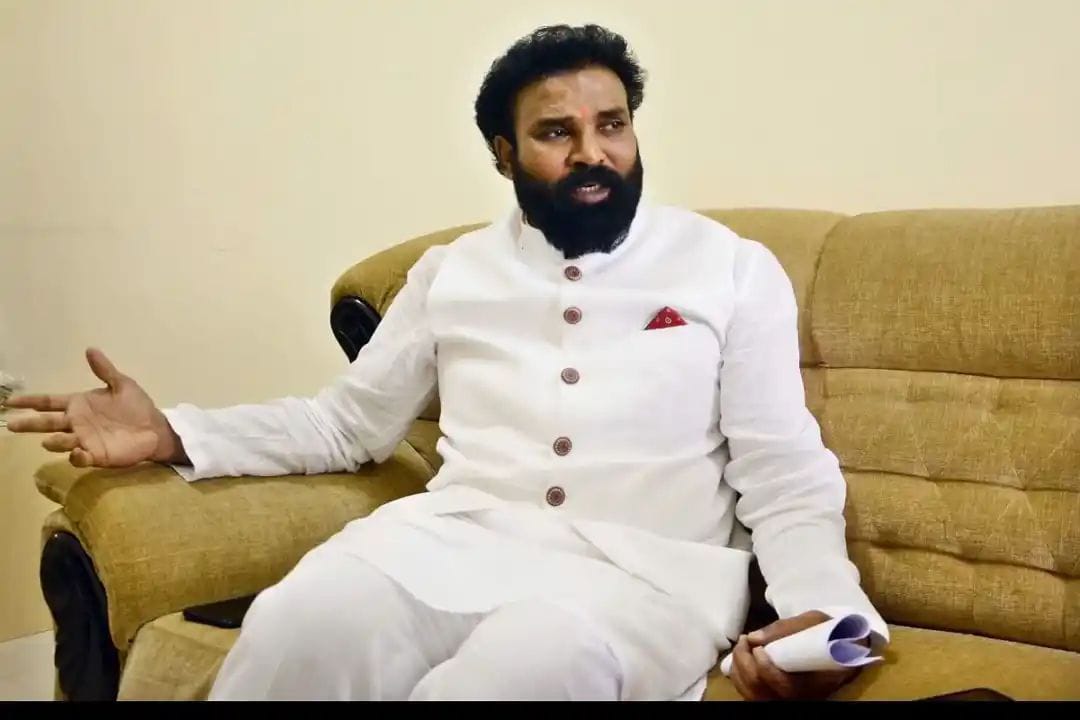 ಅಧಿಕಾರಿಗಳ ವಿರುದ್ದ ಸಚಿವರಿಂದಲೇ ಧರಣಿ| ಹಾಸಿಗೆ ಜೊತೆ ರಾತ್ರಿಯಿಡೀ ಪ್ರತಿಭಟನೆ ನಡೆಸಿದ ಶ್ರೀರಾಮುಲು