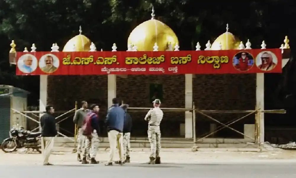 ಮೈಸೂರು: ನಾಟಕೀಯ ತಿರುವು ಪಡೆದುಕೊಂಡ ಬಸ್ ತಂಗುದಾಣ ವಿವಾದ| ನಾಮಫಲಕದಲ್ಲಿ ರಾರಾಜಿಸಿದ ಮೋದಿ, ಬೊಮ್ಮಾಯಿ, ಸ್ವಾಮೀಜಿ ಫೋಟೋ