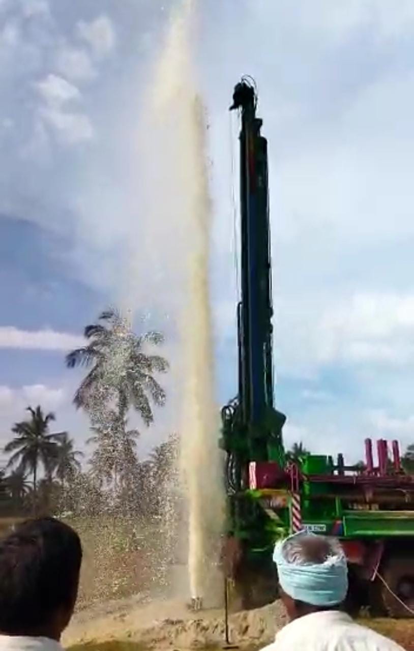 ಚಿಕ್ಕಮಗಳೂರು: ಹೊಸ ಬೋರ್ ಕೊರೆಸುವಾಗ ಹಳೇ ಬೋರ್ ನಲ್ಲಿ ಚಿಮ್ಮಿದ ನೀರು| ಬೋರ್ ಲಾರಿಗಿಂತಲೂ ಎತ್ತರಕ್ಕೆ ನೆಗೆದ ಗಂಗೆ