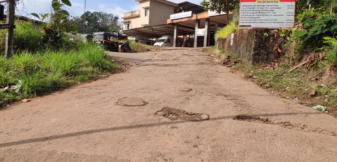 ಸುಳ್ಯ: ಸಮುದಾಯ ಆರೋಗ್ಯ ಕೇಂದ್ರದ‌ ರಸ್ತೆಗೆ ಚಿಕಿತ್ಸೆ ನೀಡುವವರಾರು?