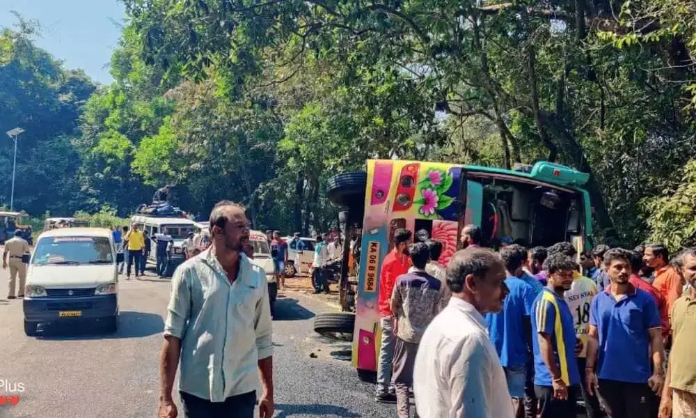 ಕಾರ್ಕಳದಲ್ಲಿ ವಿಜಯನಗರ ಶಾಲಾ ಮಕ್ಕಳ ಪ್ರವಾಸದ ಬಸ್ ಪಲ್ಟಿ| ಶಿಕ್ಷಕರು, ವಿದ್ಯಾರ್ಥಿಗಳಿಗೆ ಗಾಯ