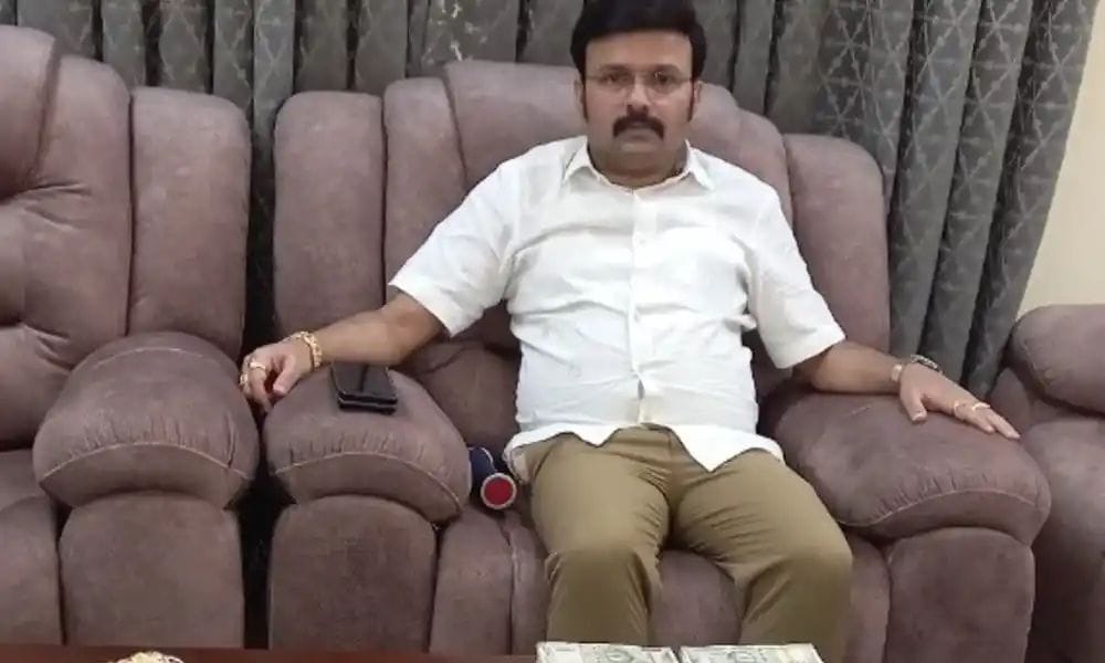 ರಾಜಕಾರಣಿಗಳ‌ ಜೊತೆಗೆ ಖಾಸಾ ಸಂಬಂಧ| ಹೆಣ್ಮಕ್ಕಳ ಬಾಳಿನ ಕಿರಾತಕ| ಬಗೆದಷ್ಟೂ ಹೊರಬರ್ತಿದೆ ಸ್ಯಾಂಟ್ರೋ ರವಿಯ ಕುಕೃತ್ಯ