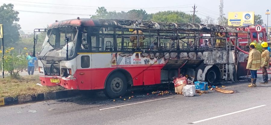 ಕೆಎಸ್ಆರ್ಟಿಸಿ ಬಸ್ ಹಾಗೂ ಬೈಕ್ ನಡುವೆ ಡಿಕ್ಕಿ| ಹೊತ್ತಿ ಉರಿದ ಬಸ್| ಯೋಧ ಸೇರಿ ಇಬ್ಬರು ದುರ್ಮರಣ