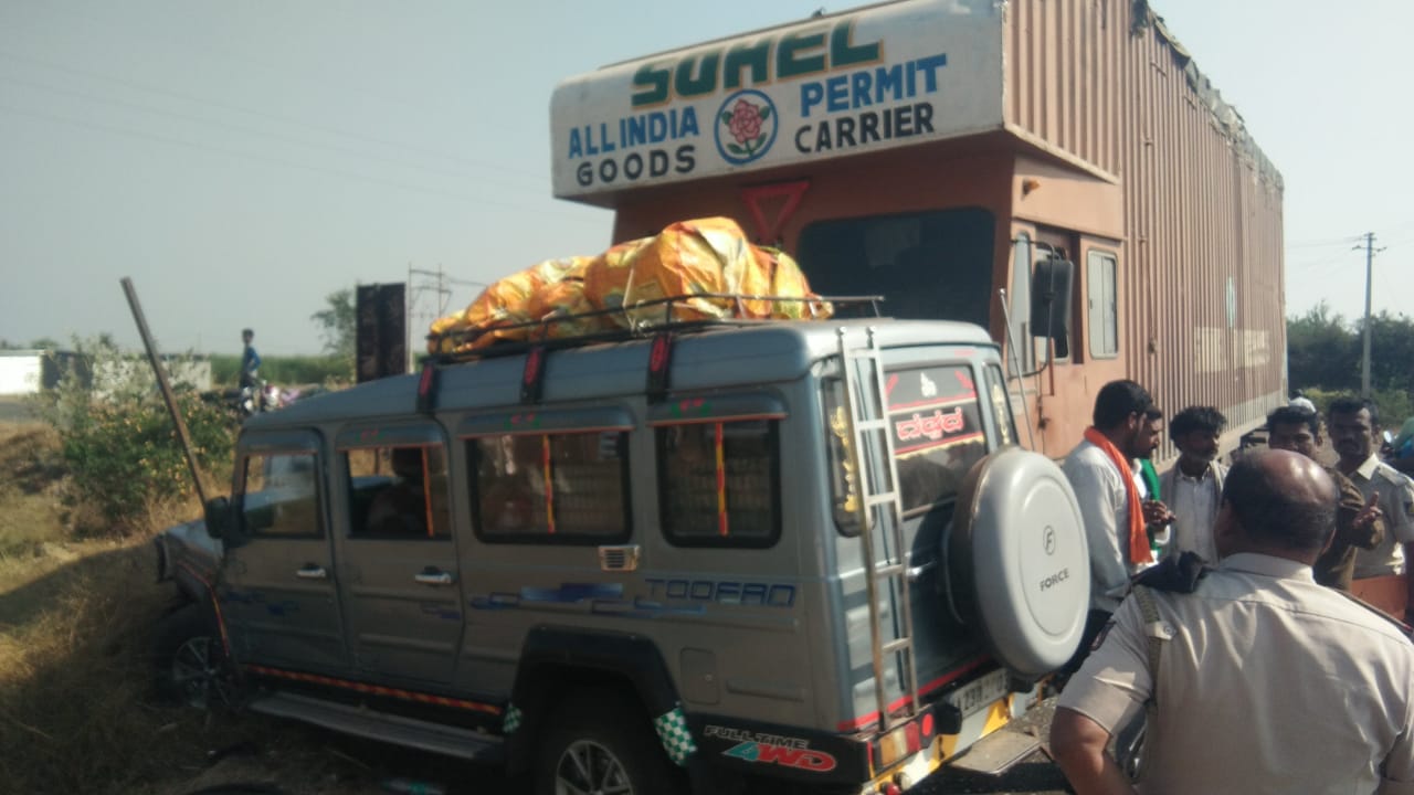 ಕ್ರೂಸರ್ – ಗೂಡ್ಸ್ ವಾಹನದ ಮದ್ಯೆ ಭೀಕರ ಅಪಘಾತ; ಇಬ್ಬರು ಗಂಭೀರ