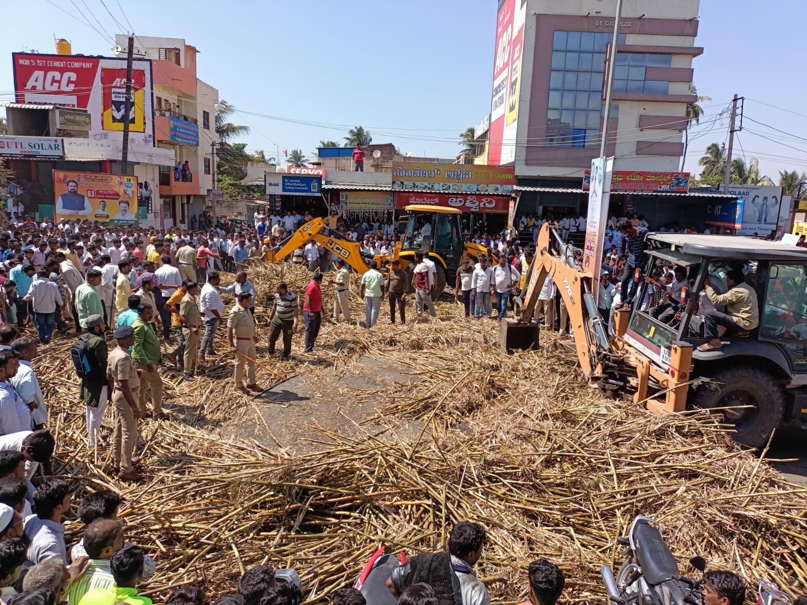 ಅಥಣಿ: ಕಬ್ಬು ತುಂಬಿದ ಟ್ರಾಕ್ಟರ್ ಪಲ್ಟಿ; ಇಬ್ಬರು ಗಂಭೀರ
