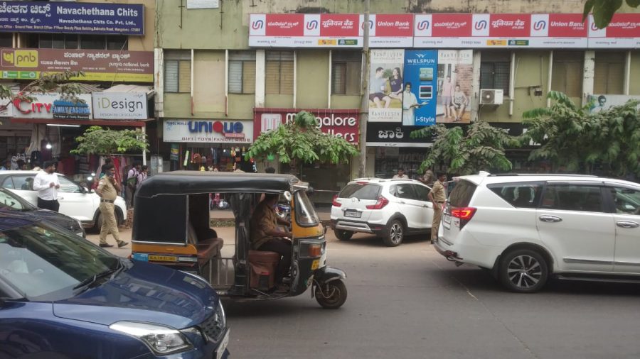 ಮಂಗಳೂರಿನಲ್ಲಿ ಮತ್ತೆ ರಕ್ತಪಾತ| ಚಿನ್ನದ ಅಂಗಡಿಗೆ ನುಗ್ಗಿ ವ್ಯಕ್ತಿಗೆ ಚೂರಿಯಿಂದ ಇರಿದು ಕೊಲೆ
