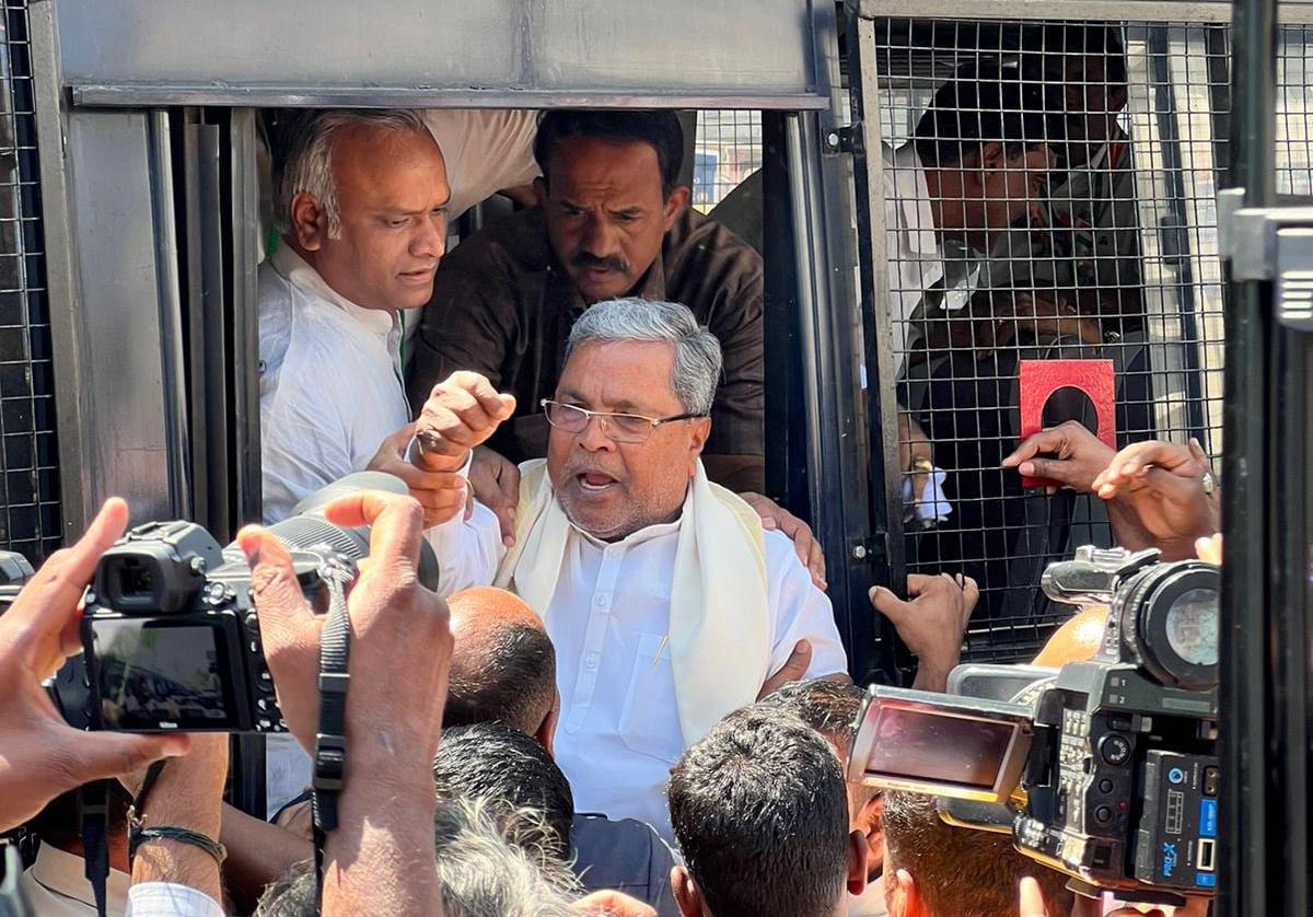 ಸಿಎಂ ನಿವಾಸಕ್ಕೆ ಕಾಂಗ್ರೆಸ್ ಮುತ್ತಿಗೆ| ಸಿದ್ದರಾಮಯ್ಯ ಸೇರಿ ಹಲವರ ಬಂಧನ