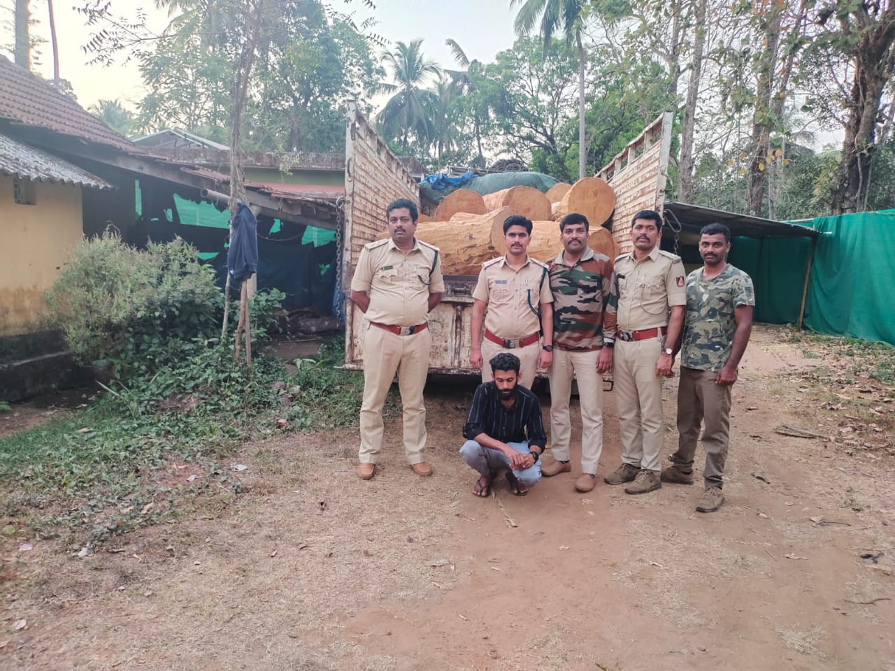 ಸಂಪಾಜೆ: ಅಕ್ರಮ ಮರ ಸಾಗಾಟ| ಲಾರಿ ಮತ್ತು ಮರದ ದಿಮ್ಮಿ ಸಹಿತ ಆರೋಪಿಯ ಬಂಧನ