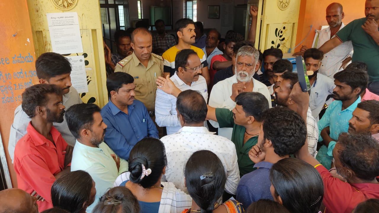 ಕಳಸ: ಕುಡಿಯುವ ನೀರಿಗೆ ಒತ್ತಾಯಿಸಿ ಇಡಕಣಿ ಗ್ರಾ.ಪಂಗೆ ಮುತ್ತಿಗೆ