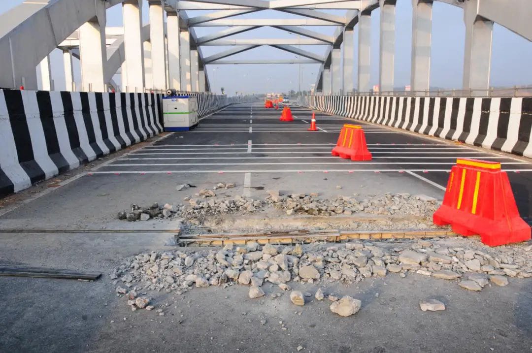 Express higyway damaged after inauguration| ಉದ್ಘಾಟನೆ ಮರುದಿನವೇ ಕಿತ್ತುಹೋದ ದಶಪಥ ಹೈವೇ| ಜಾಲತಾಣಗಳಲ್ಲಿ ಟ್ರೋಲ್ ಆಯ್ತು 40%
