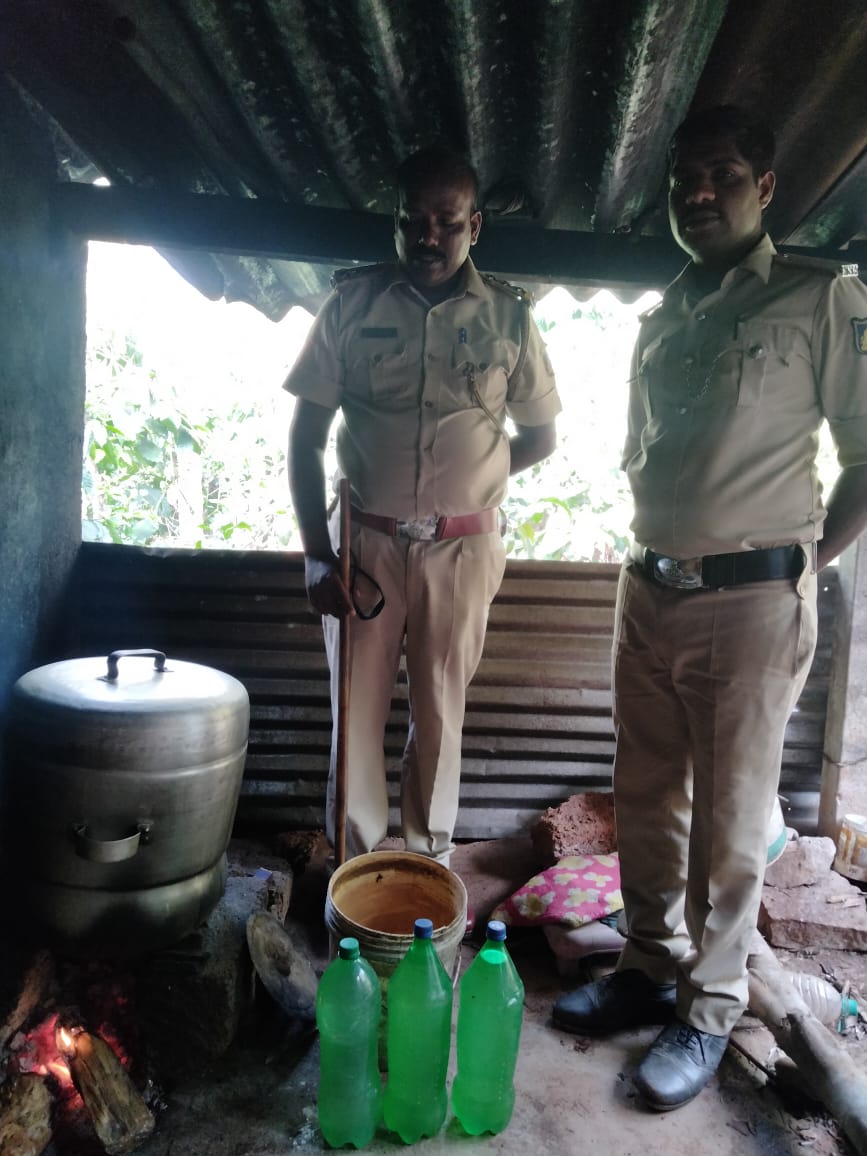 ಕೊಟ್ಟಿಗೆಹಾರ: ಕಳ್ಳಭಟ್ಟಿ ಅಡ್ಡೆಯ ಮೇಲೆ ಅಬಕಾರಿ ಪೊಲೀಸರ ದಾಳಿ