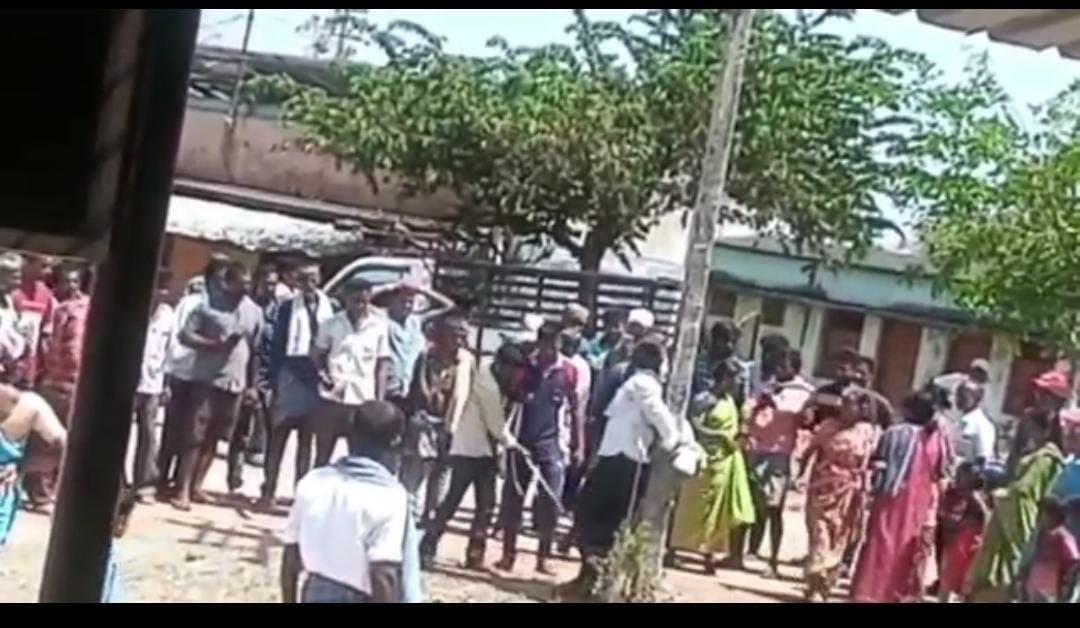 ಹುಣಸೂರು : ಬುದ್ದಿ ಮಾಂದ್ಯ ಬಾಲಕಿ ಮೇಲೆ ಅತ್ಯಾಚಾರಕ್ಕೆ ಯತ್ನ| ಆರೋಪಿಗೆ ಧರ್ಮದೇಟು ನೀಡಿದ ಗ್ರಾಮಸ್ಥರು