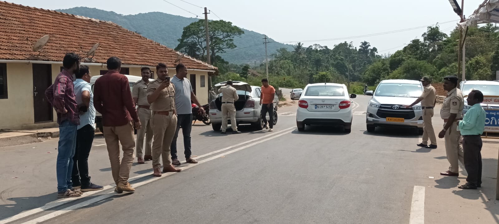 ಕೊಟ್ಟಿಗೆಹಾರ: ಭಕ್ತಾದಿಗಳಿಂದ 1 ಲಕ್ಷ ಹಣ ವಶಕ್ಕೆ ಪಡೆದ ಚುನಾವಣಾ ಅಧಿಕಾರಿಗಳು..!