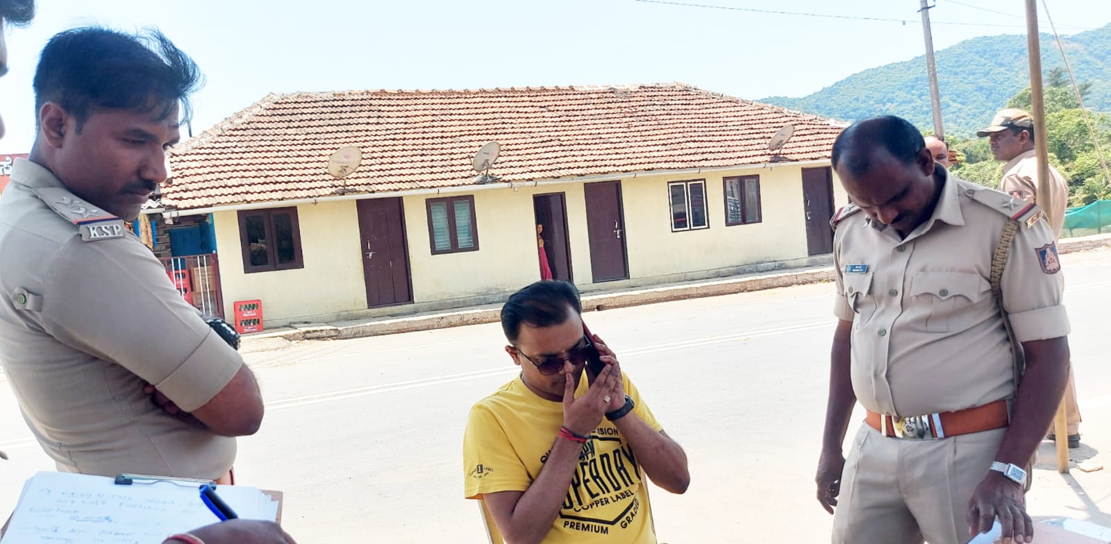 ಕೊಟ್ಟಿಗೆಹಾರ ಚೆಕ್ ಪೋಸ್ಟ್ ಬಳಿ ತಪಾಸಣೆ|ದೇವಸ್ಥಾನ ಹುಂಡಿಗೆ ಹಾಕಲು ತಂದಿದ್ದ 2.5 ಲಕ್ಷ ಅಧಿಕಾರಗಳ ವಶಕ್ಕೆ