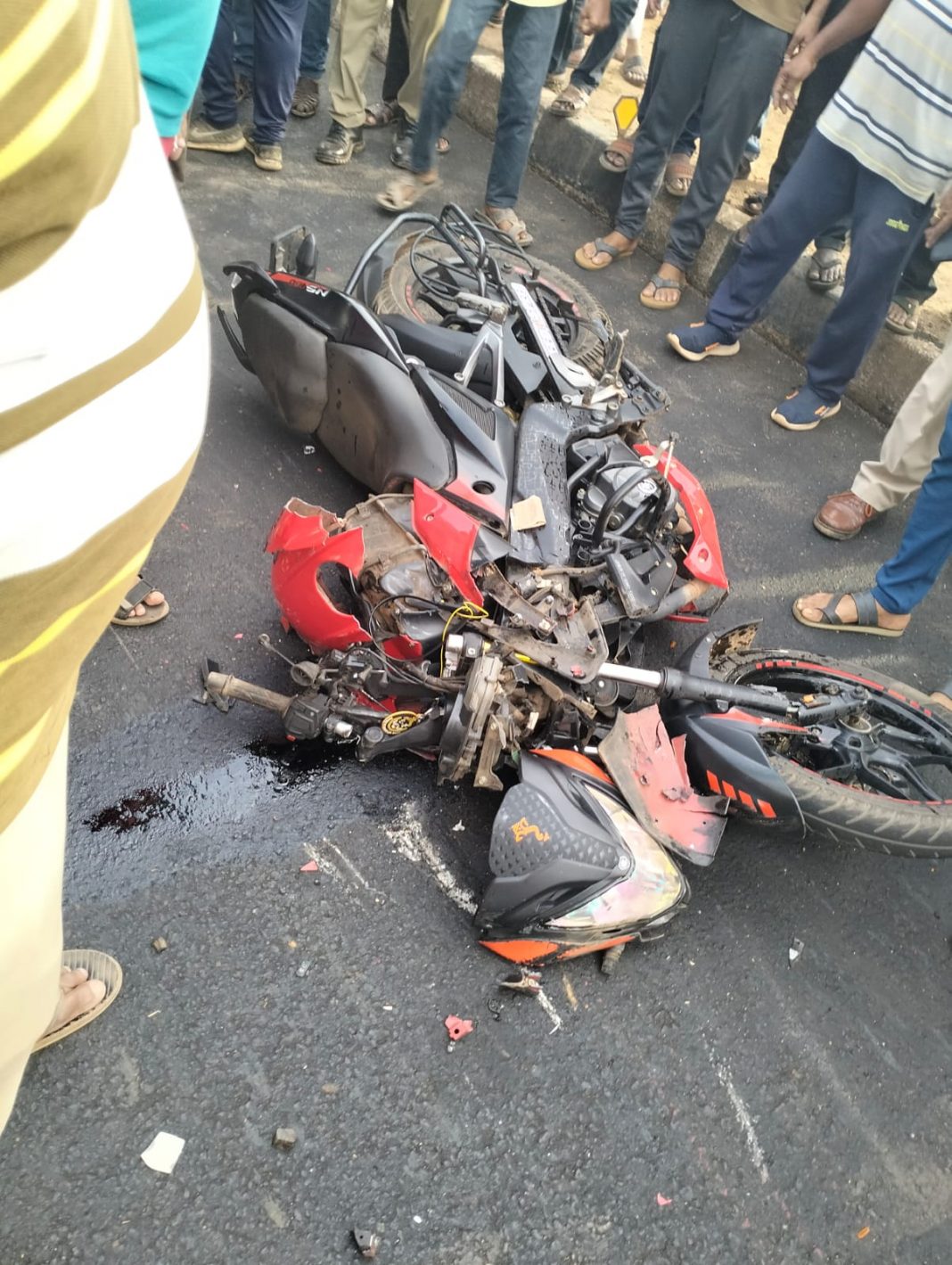 ಪಡುಬಿದ್ರಿ: ಬೈಕ್ ಗೆ ಟ್ಯಾಂಕರ್ ಡಿಕ್ಕಿ| ಸವಾರರಿಬ್ಬರು ಸ್ಪಾಟ್ ಡೆತ್