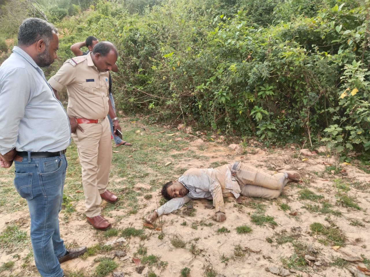 ಕೊಟ್ಟಿಗೆಹಾರ: ಹೆಂಡತಿಯನ್ನು ಬಸ್ಸು ಹತ್ತಿಸಿ ಬರುತ್ತೇನೆಂದ ಪತಿ ಶವವಾಗಿ ಪತ್ತೆ|ಚಾರ್ಮಾಡಿ ಘಾಟ್ ನಲ್ಲಿ ಸ್ಕೂಟಿ ಪತ್ತೆ:
