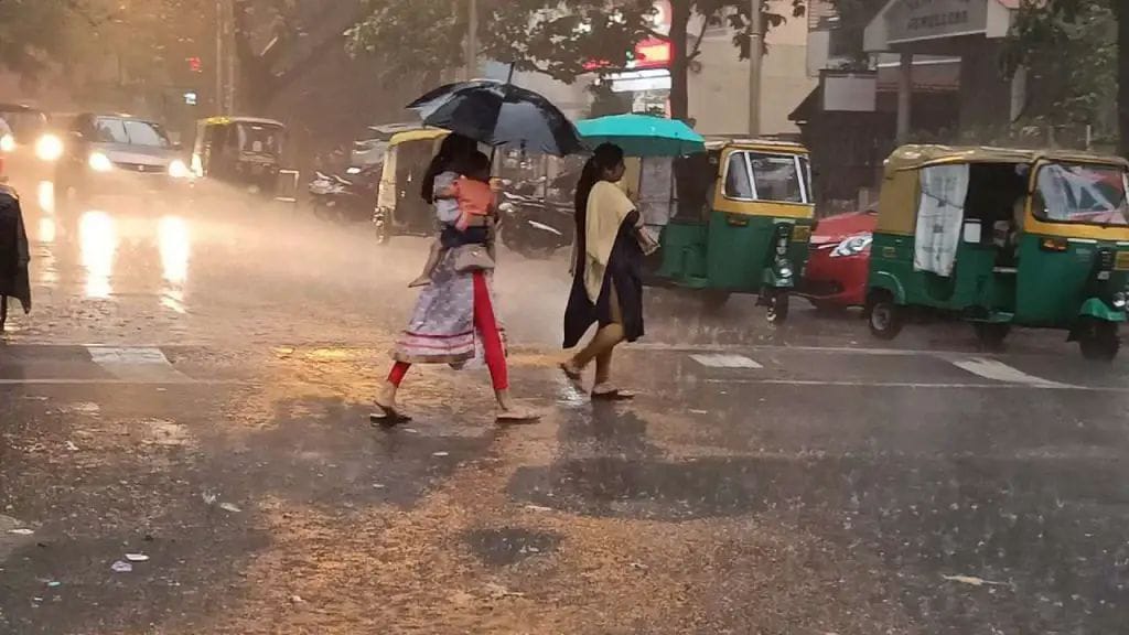 ಬೆಂಗಳೂರಿನಲ್ಲಿ ಭಾರೀ ಮಳೆ; ಕೆರೆಯಂತಾದ ರಸ್ತೆಗಳು