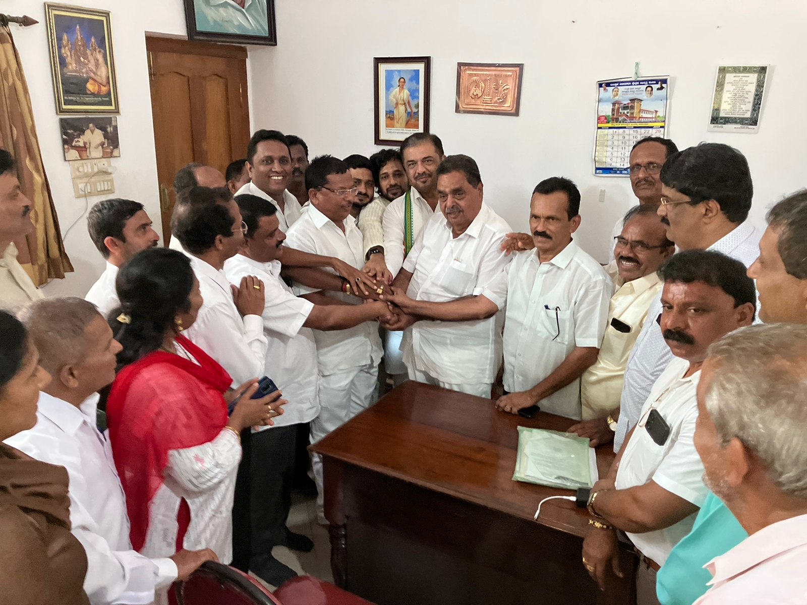 ಸುಳ್ಯ ಕಾಂಗ್ರೆಸ್ ನ ಆಂತರಿಕ ಗೊಂದಲಕ್ಕೆ ಎಳ್ಳುನೀರು| ಬಗೆಹರಿದ ಅಸಮಾಧಾನ; ಒಗ್ಗಟ್ಟಿನ ಮಂತ್ರ ಜಪಿಸಿದ ಕೈ ಪಾಳಯ