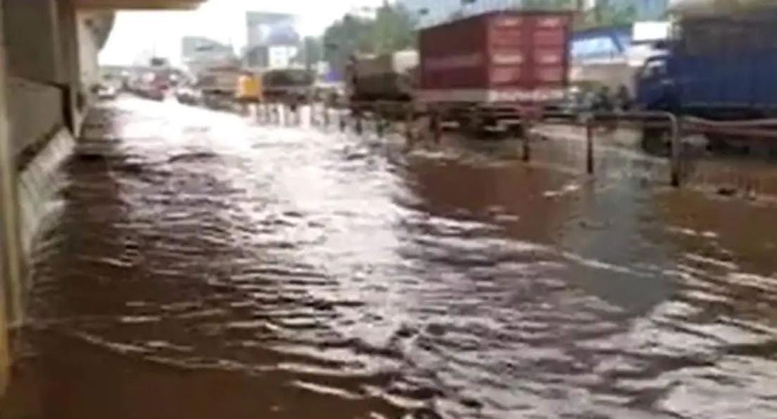 ಬೆಂಗಳೂರಿನಲ್ಲಿ ಅಬ್ಬರಿಸಿದ ಮಳೆರಾಯ| ತಗ್ಗು ಪ್ರದೇಶಗಳಿಗೆ ನುಗ್ಗಿದ‌ ಮಳೆನೀರು