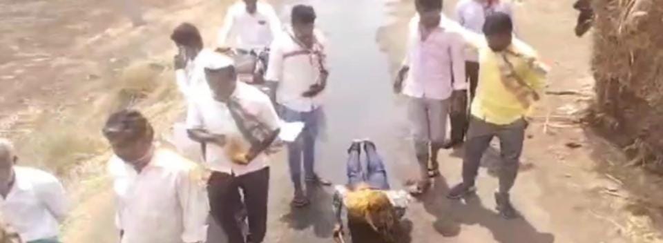 ಸಿದ್ದರಾಮಯ್ಯ ಸಿಎಂ ಆಗಲೆಂದು ದೀರ್ಘ ದಂಡ ನಮಸ್ಕಾರ ಹಾಕಿದ ಅಭಿಮಾನಿ