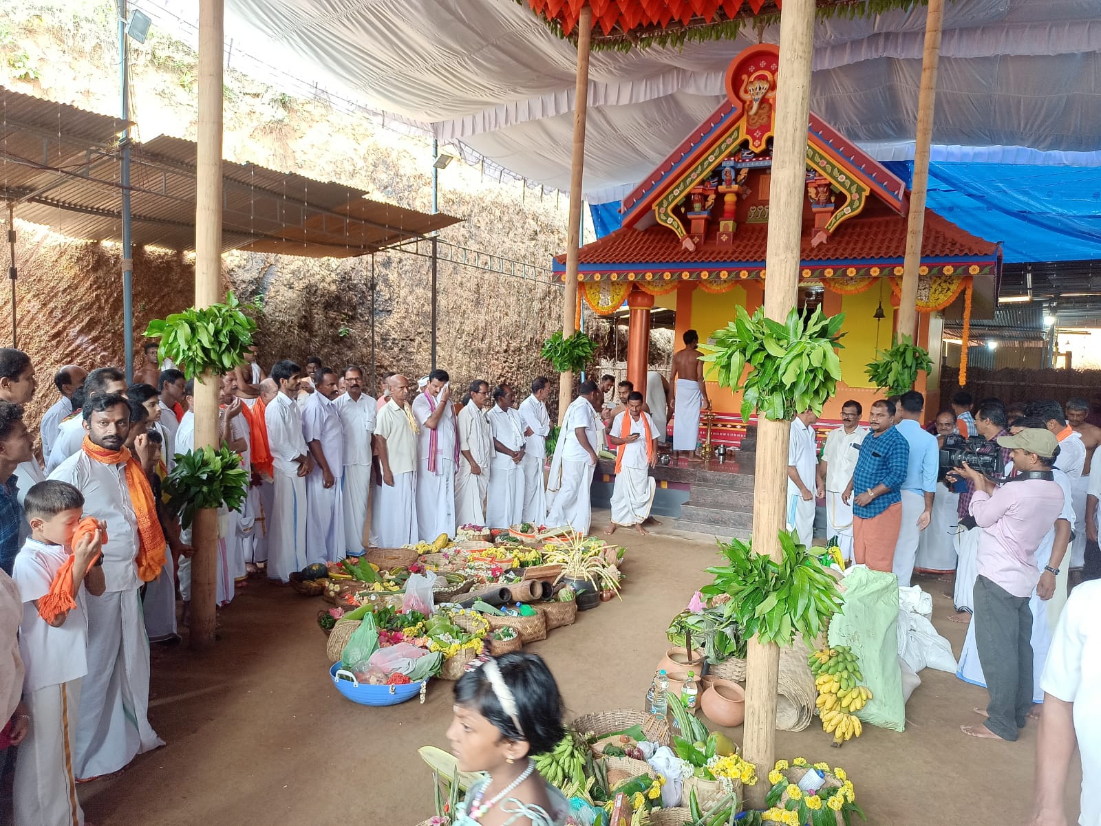 ಸುಳ್ಯ: ಕೋಲ್ಚಾರು ತರವಾಡು ವಯನಾಟ್ ಕುಲವನ್ ದೈವಂಕಟ್ಟು ಮಹೋತ್ಸವ| ವಿಜೃಂಭಣೆಯಿಂದ ಸಾಗಿದ ಹಸಿರುವಾಣಿ ಮೆರವಣಿಗೆ