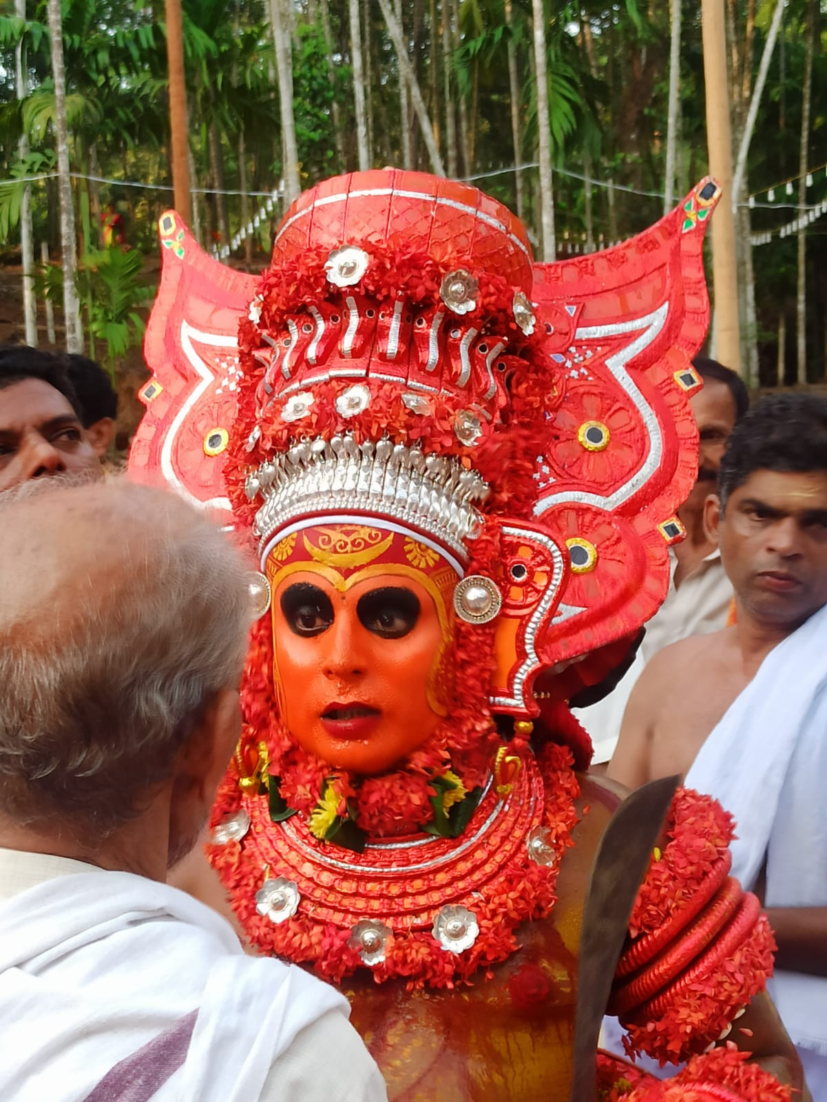 ಸುಳ್ಯ: ಕೋಲ್ಚಾರು ವಯನಾಟ್ ಕುಲವನ್ ದೈವಂಕಟ್ಟು ಮಹೋತ್ಸವಕ್ಕೆ ವಿಧ್ಯುಕ್ತ ತೆರೆ| ಮೂರು ದಿನಗಳ ಭಕ್ತಿ ಸಂಭ್ರಮಕ್ಕೆ ಸಾಕ್ಷಿಯಾದ ಭಕ್ತಗಣ