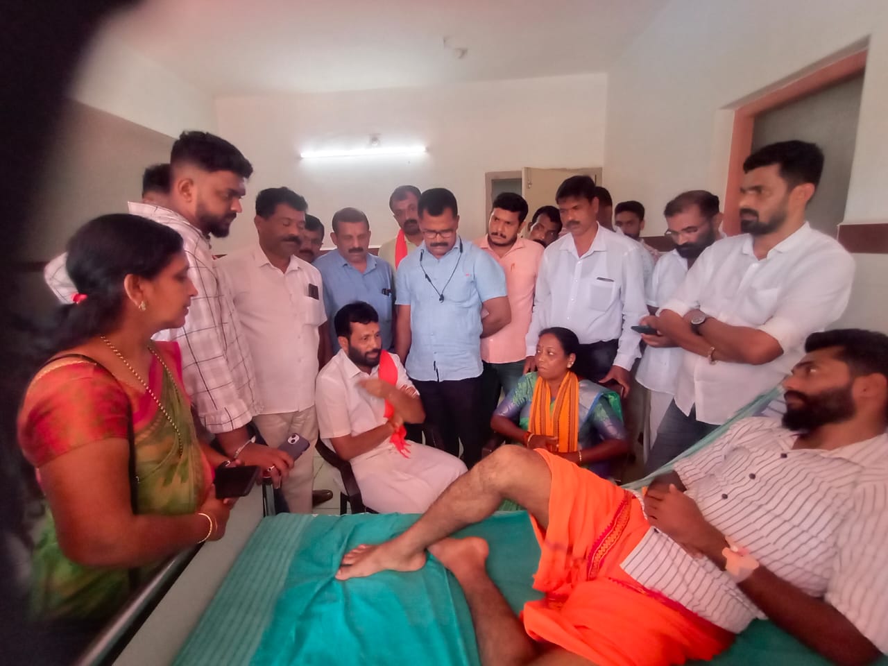 ಪೋಲೀಸ್ ದೌರ್ಜನ್ಯಕ್ಕೊಳಗಾದ ಯುವಕರನ್ನು ಭೇಟಿಯಾದ ಭಾಗೀರಥಿ ಮುರುಳ್ಯ
