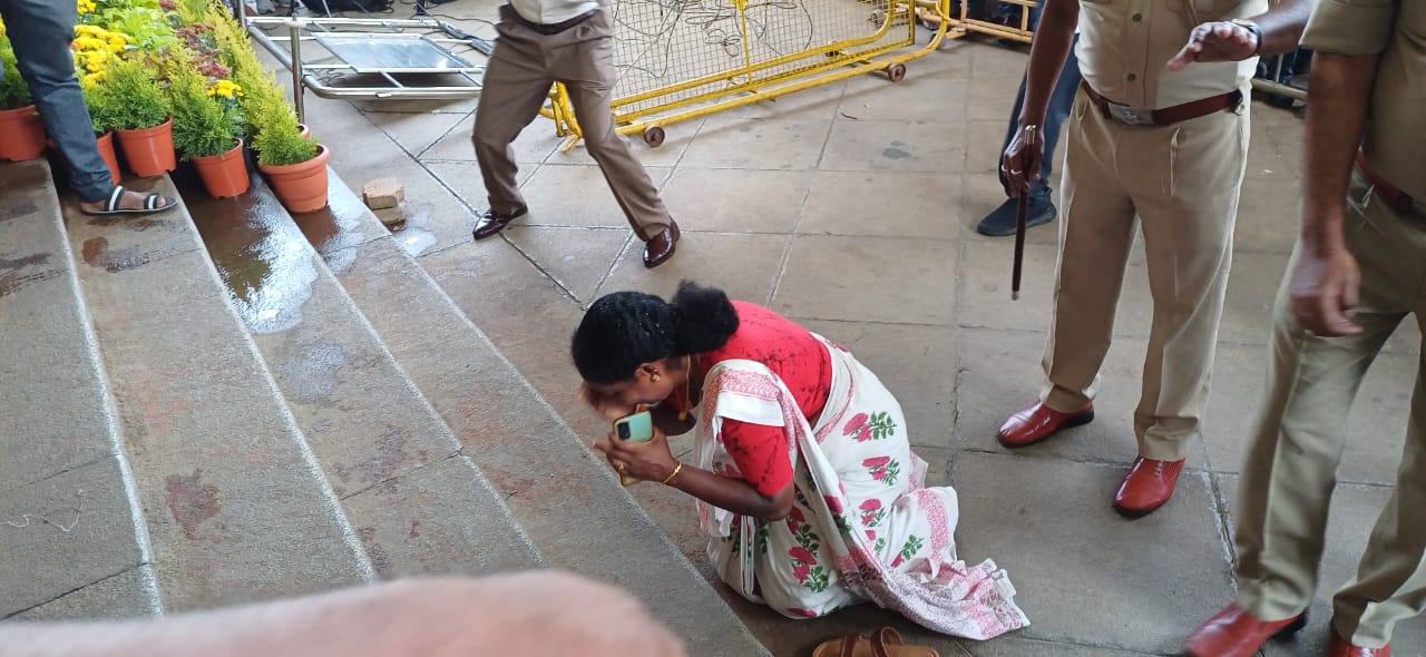 ವಿಧಾನಸೌಧದ ಮೆಟ್ಟಿಲುಗಳಿಗೆ ನಮಸ್ಕರಿಸಿ ಅಧಿವೇಶನಕ್ಕೆ ತೆರಳಿದ ಸುಳ್ಯ ಶಾಸಕಿ ಭಾಗೀರಥಿ