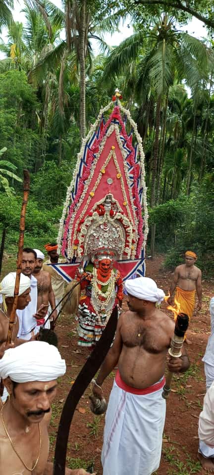 ಪೇರಾಲು: ವಿಜೃಂಭಣೆಯ ಶ್ರೀ ಬಜಪ್ಪಿಲ ನೇಮೋತ್ಸವ (ಮಡಕ ಜಾತ್ರೆ)