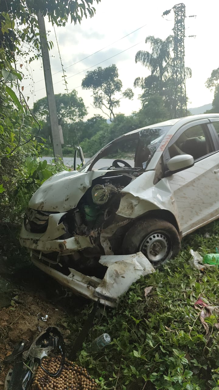 ಬೆಳ್ತಂಗಡಿ: ಪ್ರಯಾಣಿಕರ ಕಾರು ಬ್ರೇಕ್ ಫೈಲ್ ಆಗಿ ಧರೆಗೆ ಡಿಕ್ಕಿ