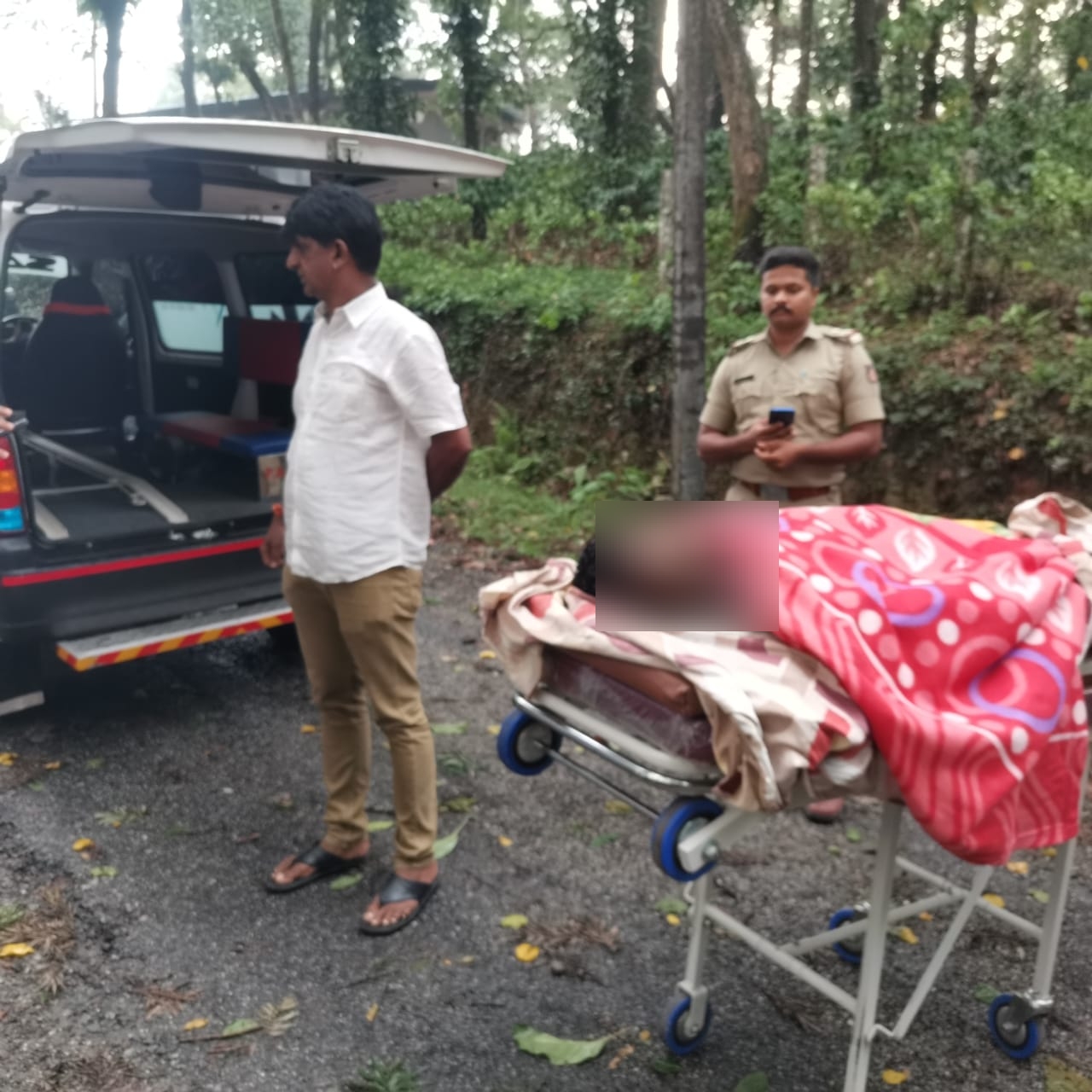 ಚಿಕ್ಕಮಗಳೂರು : ಬೈಕ್ ಮೇಲೆ ಬಿದ್ದ ಮರ| ಸವಾರ ಸ್ಥಳದಲ್ಲೇ ಸಾವು