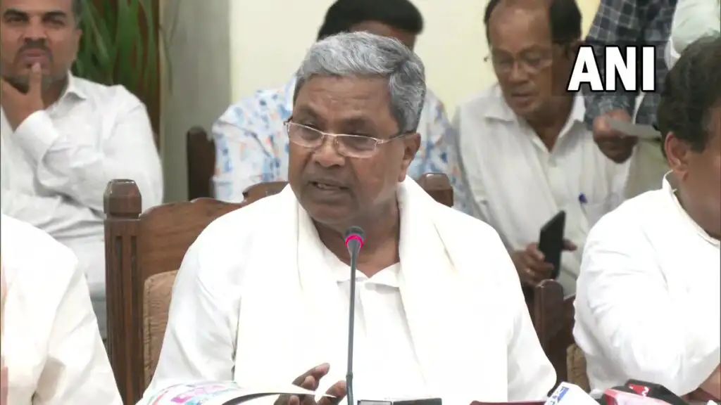 ಝೀರೋ ಟ್ರಾಫಿಕ್, ಹಾರ ತುರಾಯಿಗೆ ಗುಡ್ ಬೈ ಹೇಳಿದ ಸಿಎಂ| ಸನ್ಮಾನದ ಬದಲು ಪುಸ್ತಕ ಕೊಡಿ ಎಂದ ಸಿದ್ದರಾಮಯ್ಯ