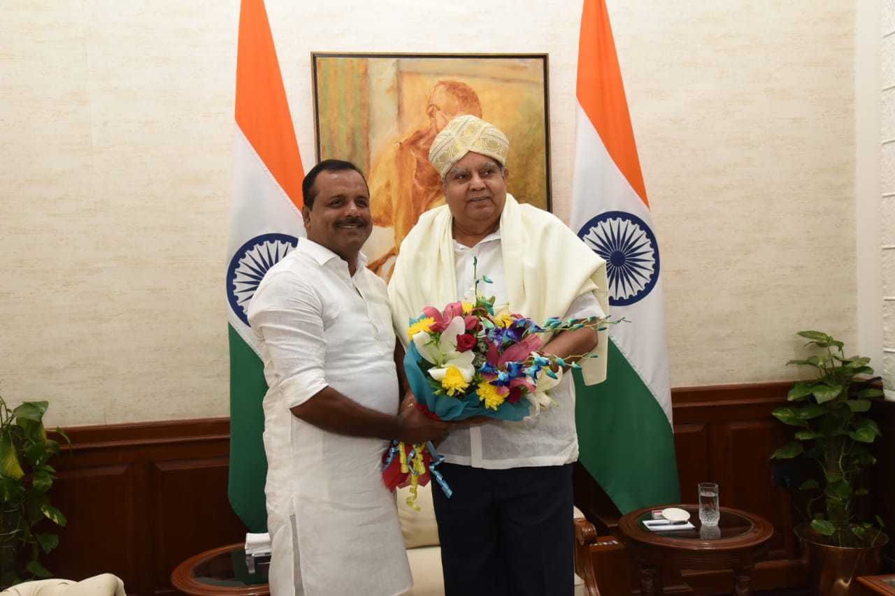 ಮಂಗಳೂರು: ಶಾಸನ ಸಭೆಯ ಗೌರವ ಕಾಪಾಡುವಂತೆ  ಸ್ಪೀಕರ್ ಖಾದರ್ ಗೆ ಉಪರಾಷ್ಟ್ರಪತಿ ಸಲಹೆ