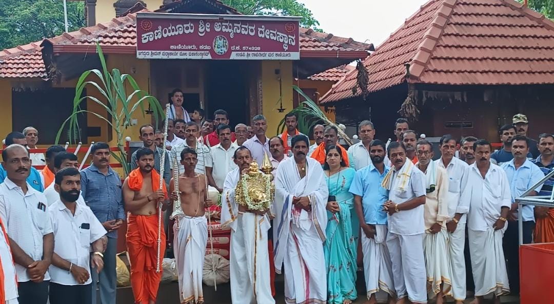 ಕಾಣಿಯೂರು:ಪುಣ್ಚತ್ತಾರು ಶ್ರೀ ವಿಷ್ಣುಮೂರ್ತಿ ದೈವಸ್ಥಾನ, ಶ್ರೀ ಕಾಳಿಕಾಂಬ ದೇವಿ ದೇವಸ್ಥಾನದ ಪುನಃ ಪ್ರತಿಷ್ಠಾ ಬ್ರಹ್ಮಕಲಶೋತ್ಸವ|ಕಾಣಿಯೂರಿನಿಂದ ಶ್ರೀ ವಿಷ್ಣುಮೂರ್ತಿ ದೈವದ ಬೆಳ್ಳಿಯ ಮೊಗ ಹೊರೆಕಾಣಿಕೆ ಮೆರವಣಿಗೆ