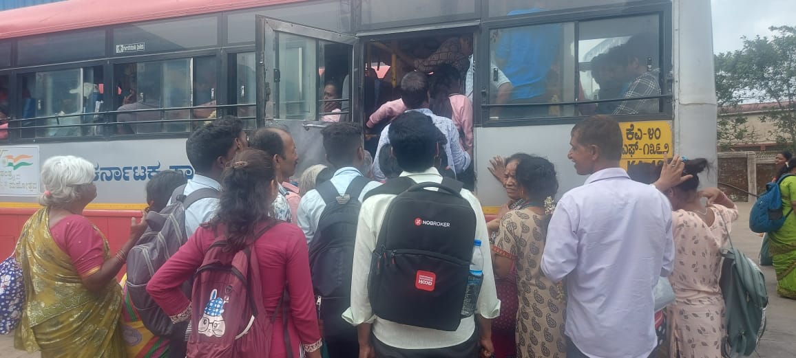 ಸರ್ಕಾರಿ ಬಸ್ ಕಾದು ಸುಸ್ತಾದ ಮಹಿಳೆಯರು|ಹೊರನಾಡಿಗೆ ಸಾಗಲು ಮಹಿಳೆಯರ ಪರದಾಟ