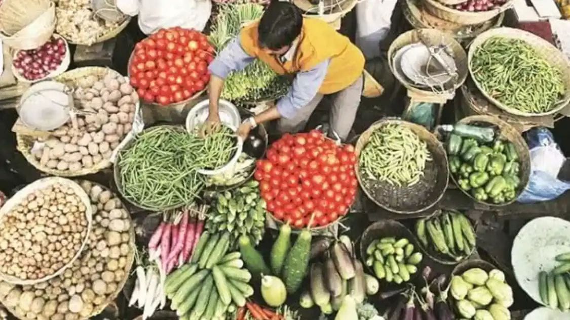 ಟೊಮ್ಯಾಟೊ 100 ನಾಟೌಟ್; ಉಳಿದ ತರಕಾರಿಗಳೂ ಸೆಂಚುರಿ ಸನಿಹಕ್ಕೆ| ಇಲ್ಲಿದೆ ಮಾರುಕಟ್ಟೆಯ ದರಪಟ್ಟಿ