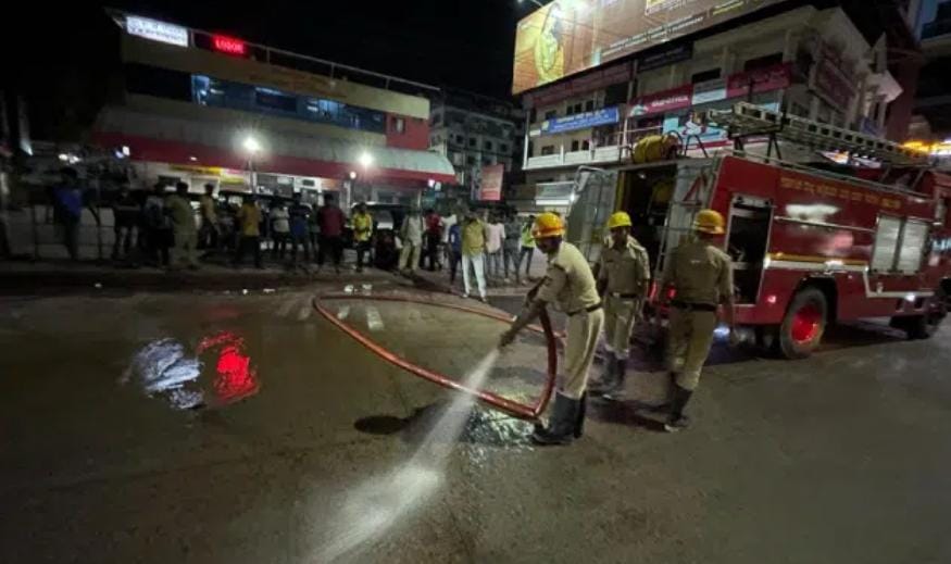 ಉಡುಪಿ: ರಸ್ತೆಯಲ್ಲಿ ಚೆಲ್ಲಿದ ಡೀಸೆಲ್|ಇಪ್ಪತ್ತಕ್ಕೂ ಹೆಚ್ಚು ದ್ವಿಚಕ್ರ ವಾಹನ ಸ್ಕಿಡ್!